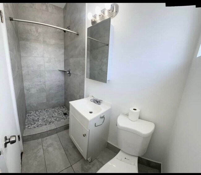 Building Photo - 401 SW 8th Ct