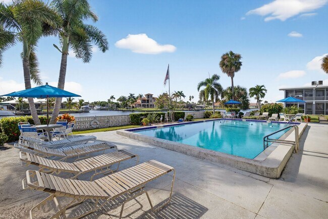 Building Photo - Your Waterfront Escape Awaits in Cape Coral