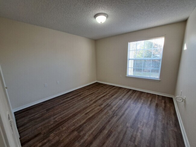 Building Photo - Cute 2BR/1BA in NE Pensacola