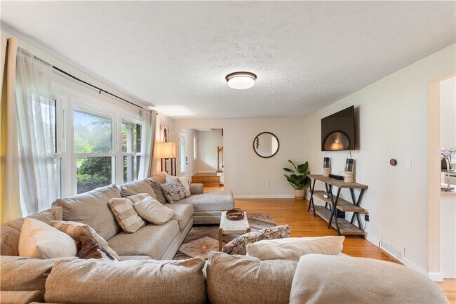 Building Photo - 20 Paddington Dr