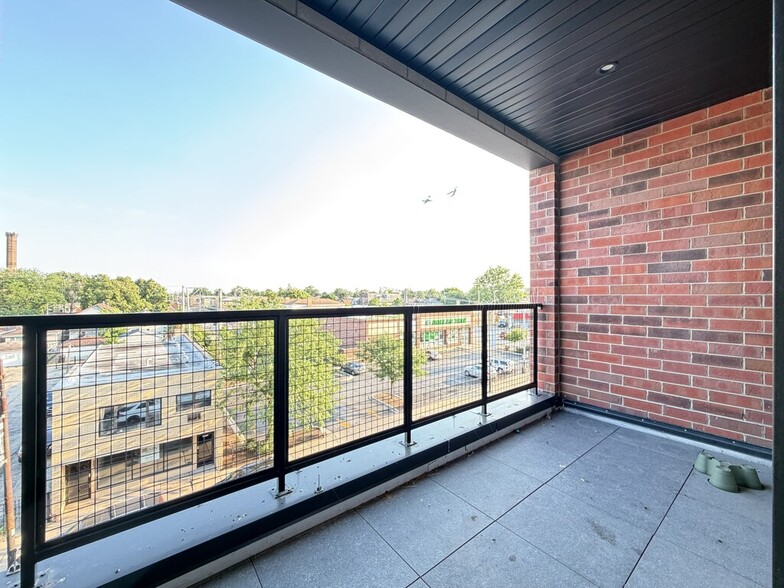 Building Photo - 6340 W Belmont Ave