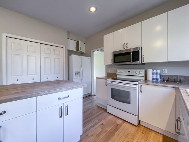 Building Photo - Stunning 4 Bed + 2.5 Bath House in Lake Oswego | Private Backyard, Open Floor Concept, Air Condit...