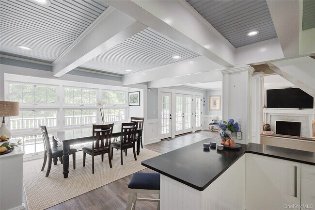 Building Photo - 2 Spring Hollow Rd