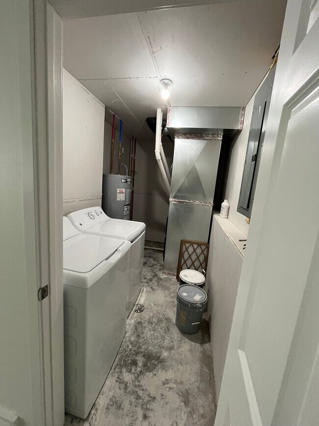 Building Photo - 3 Bed 3 Bath Townhome