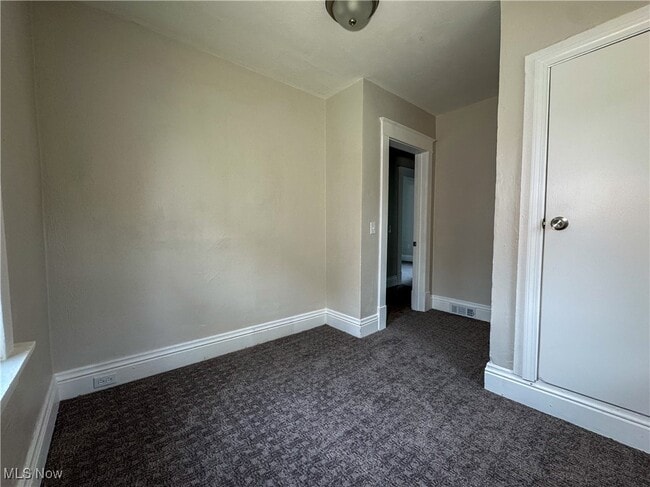 Building Photo - 2957 Greenfield Ave