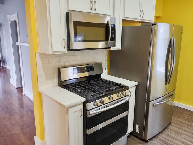 Building Photo - 506 SE 6th Ave