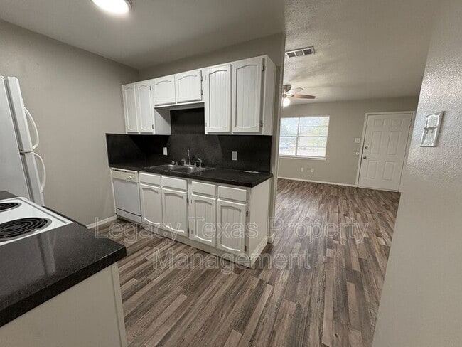 Building Photo - 1410 Courtney Pl