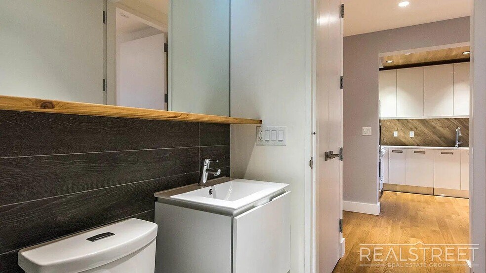 Building Photo - Ten Eyck Street