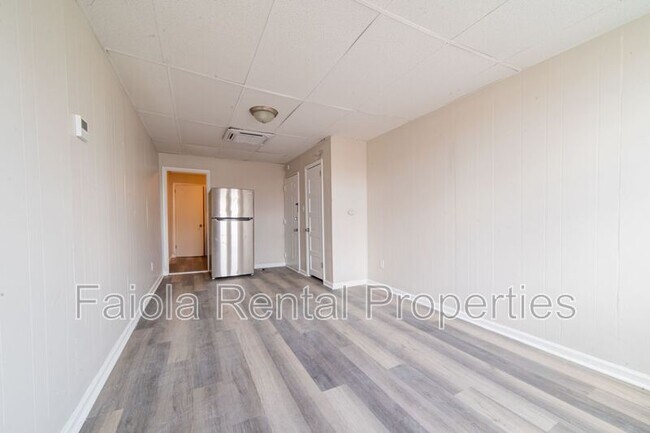 Building Photo - 112 N High St