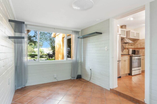 Building Photo - Updated 2/2/1 with huge yard next in the Delaney Park/Lake Weldona