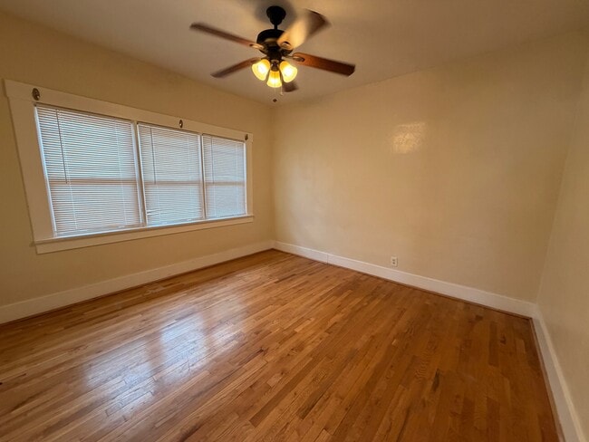 Building Photo - 1030 E 7th St