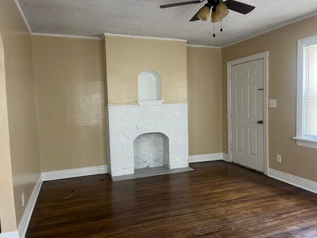 Building Photo - Charming 1 bed 1 bath 1930's bungalow in Midtown!