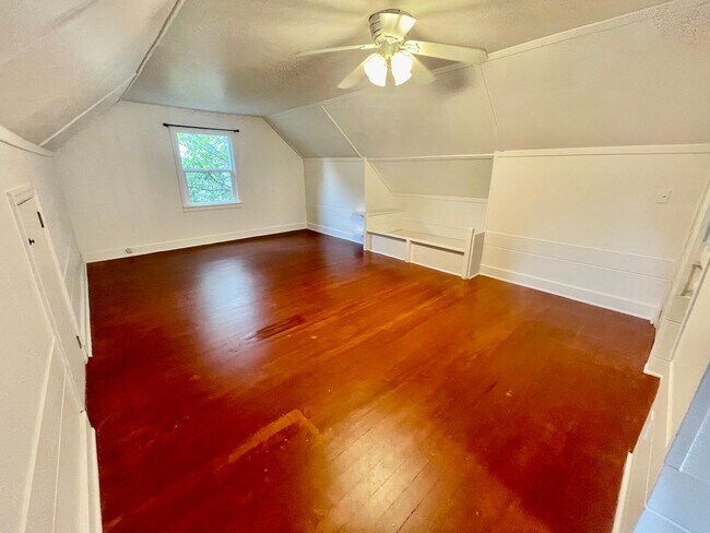 Building Photo - Upgraded 3bd/2bath Laurelhurst Home w/ Pri...