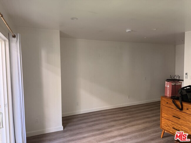 Building Photo - 1162 N Poinsettia Pl