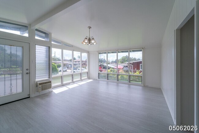 Building Photo - Available Now! 3 BD / 1.5 BA / 2 carport parking in Wahiawa