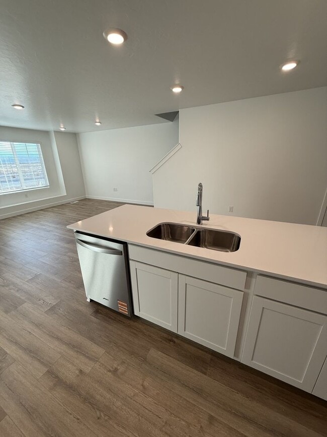 Building Photo - Brand New Beautiful Town Home in Salem, UT