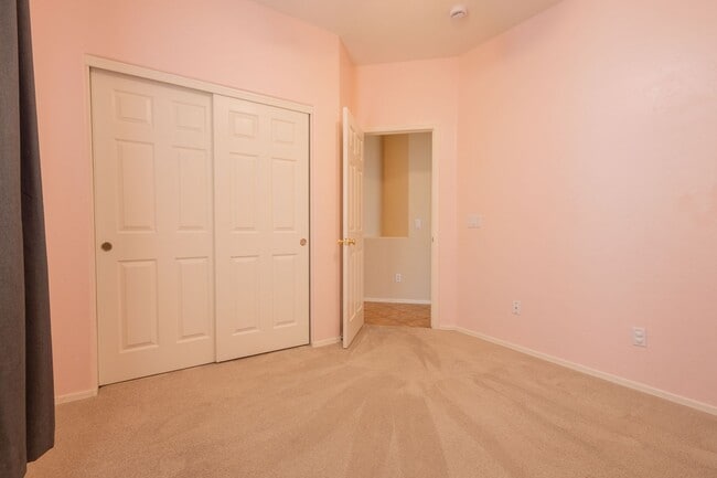 Building Photo - 3 Bedrooms 2 Bathrooms