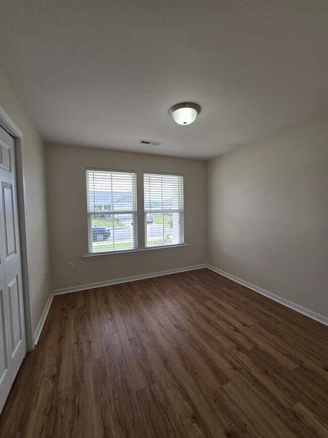 Building Photo - 1328 Valor Rd