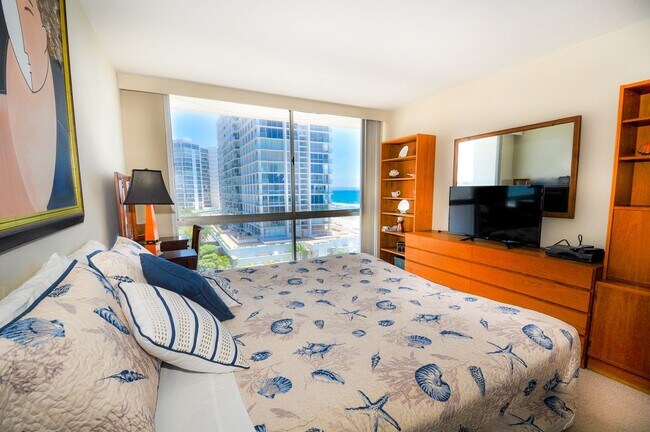 Building Photo - 1730 Avenida Del Mundo