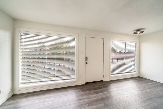 Building Photo - 1309 Blair St