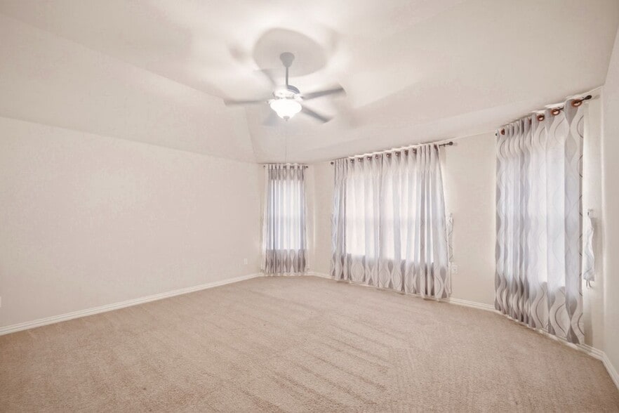Building Photo - 2306 Lucerne Dr