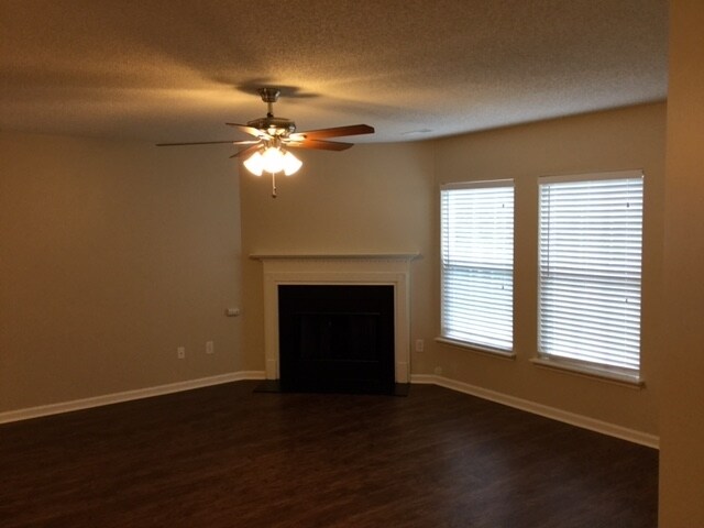 Building Photo - 5013 Springdale Dr