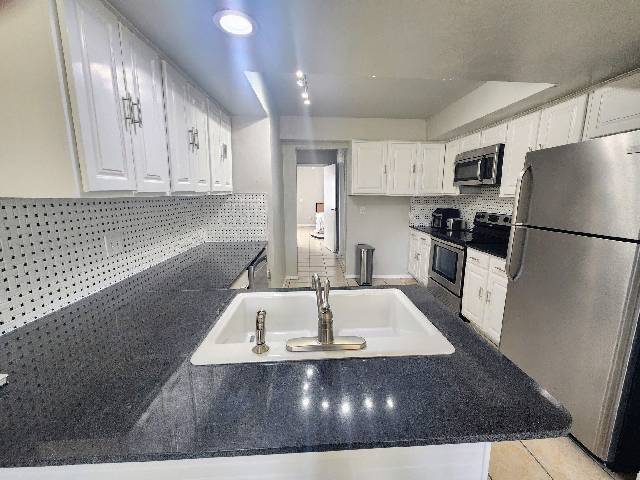Building Photo - 4716 Hemlock Cir