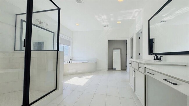 Building Photo - 2935 Ferncliff St