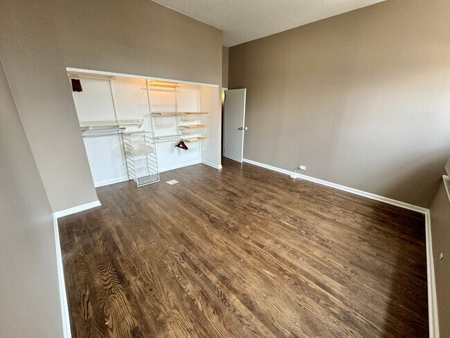 Building Photo - 600 S Dearborn St