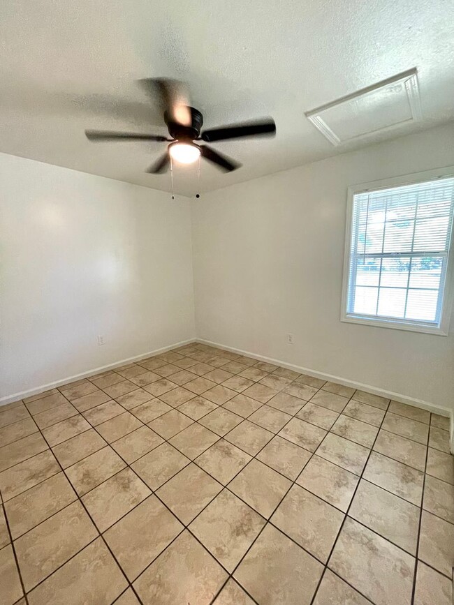 Building Photo - 2 Bed / 1 Bath Apartment In Truman Availab...