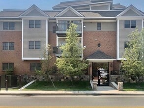 Building Photo - 560 Lebanon St