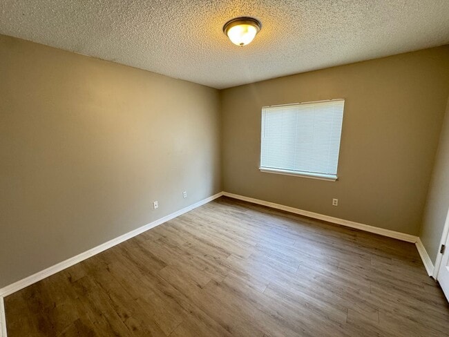 Building Photo - Beautiful 3/2 Duplex in St. Cloud