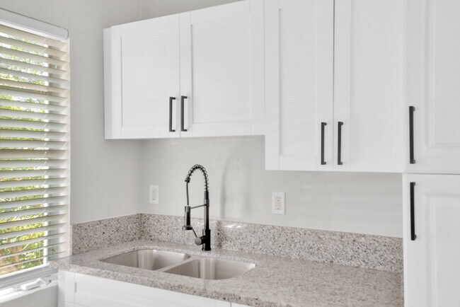 Building Photo - 310 1/2 S Mars