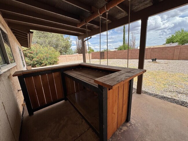 Building Photo - 1016 E Cottonwood Dr