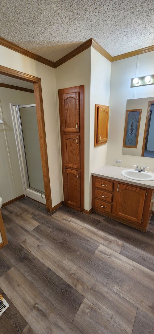 Building Photo - Nice, large, mobile home on outskirts of T...