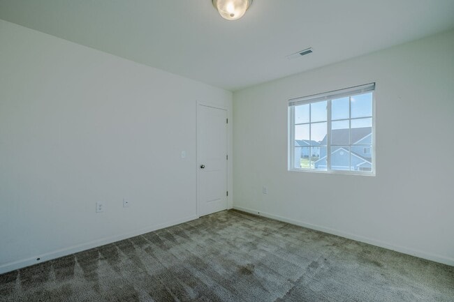 Building Photo - Like new construction 2 story home 4 bedro...