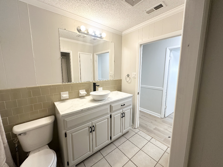 Full Bathroom - 2952 Lynnwood Cir SW