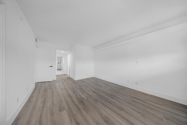 Building Photo - 3151 S Palm Aire Dr