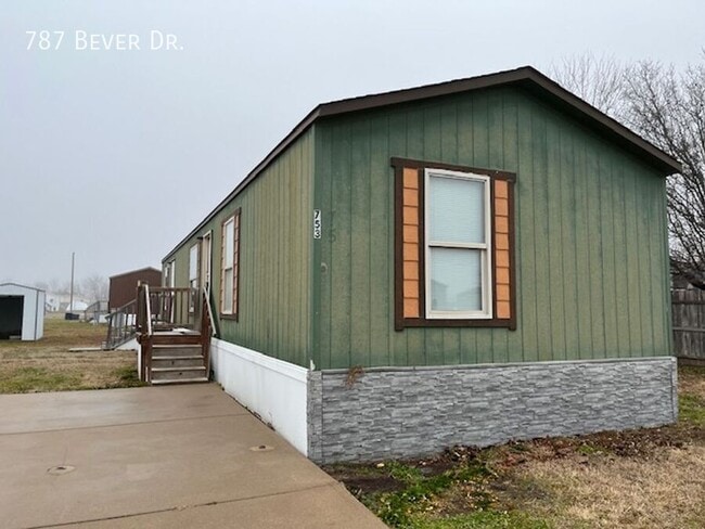 Building Photo - 787 N Bever Dr