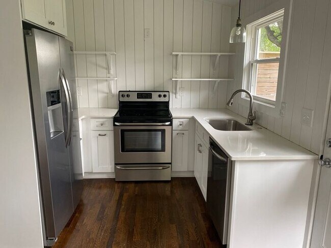 Building Photo - Amazing Updated One Bedroom in South Nashv...
