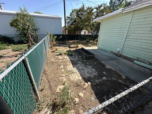 Building Photo - Cozy Price Rental