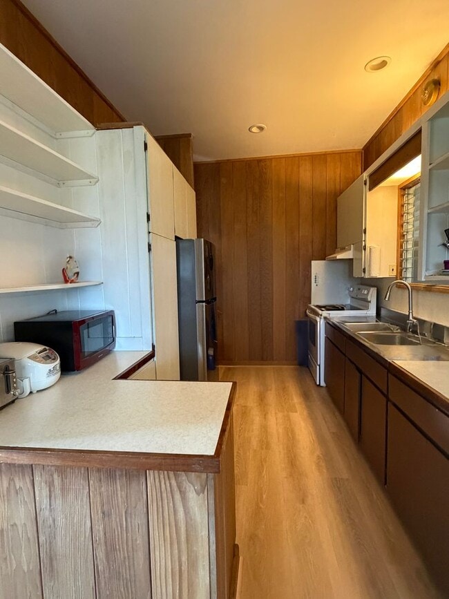 Building Photo - 3 BDRM/1 BATH with Ohana Unit