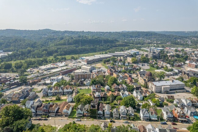 Building Photo - Beautiful 3 bedroom in McKees Rocks availa...