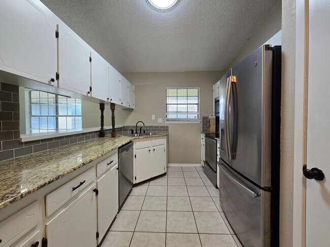 Building Photo - 1710 Joy Dr
