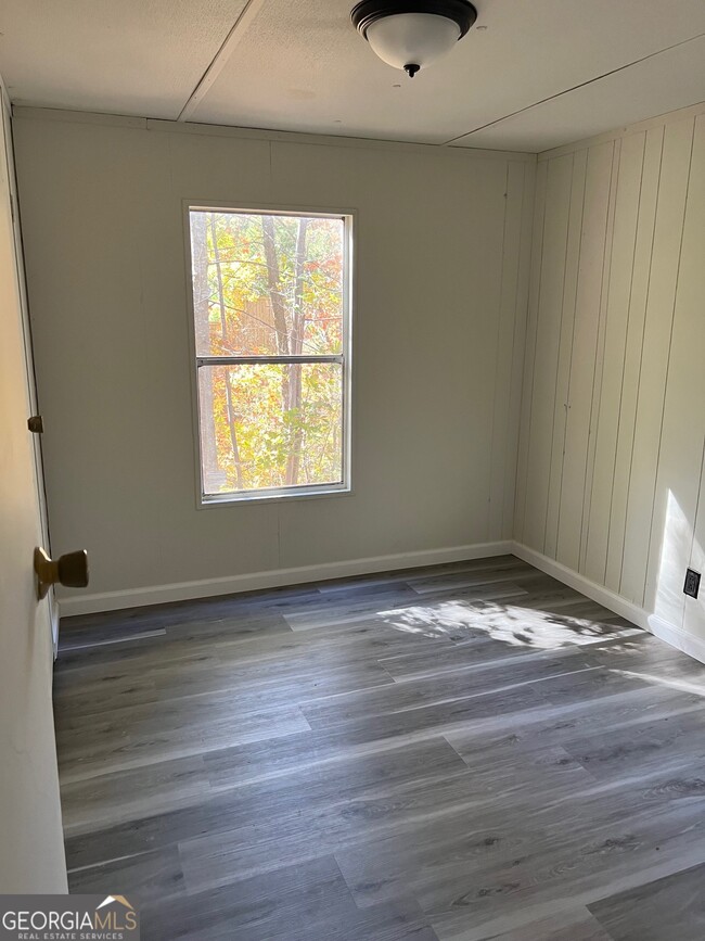 Building Photo - 833 Garrison Rd