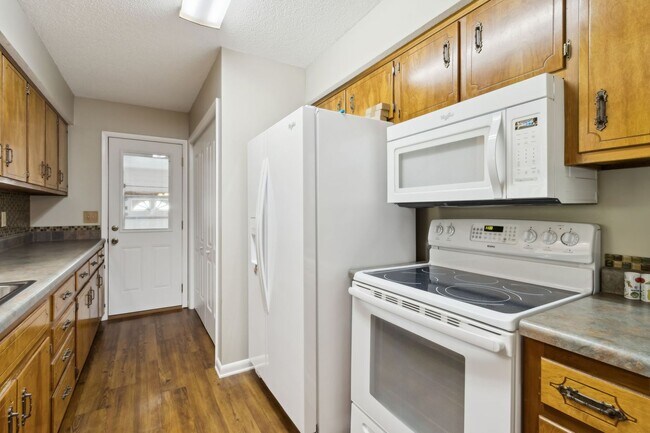 Building Photo - Peaceful Country Living Close to Everything