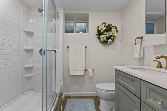 Building Photo - 549 Claymont Dr