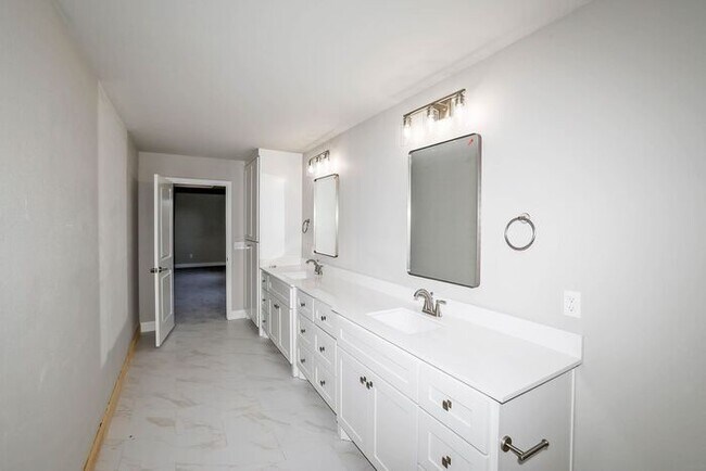 Building Photo - 4707 Carmel Ave