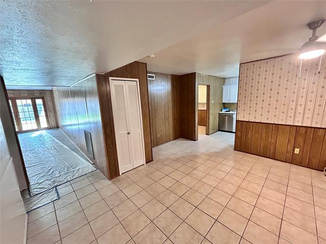 Building Photo - 705 Edelweiss Dr