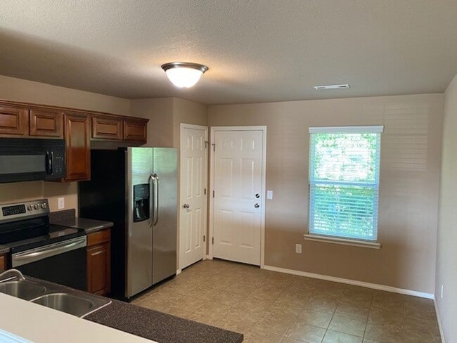 Building Photo - Super Cute Home in SW Bentonville!